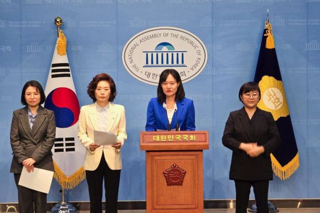 더불어민주당 영입인재 24호 김남희 변호사는 3월 4일 오전 11시 광명시청 앞에서 기자회견을 열고 광명(을) 국회의원 선거 출마를 공식 선언했다.