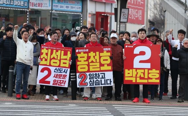 국민의힘 홍철호 후보(경기 김포시을, 제19~20대 국회의원)는 서울 지하철 2호선의 신정 지선(까치산역)을 김포시 고촌을 거쳐 한강신도시 구래 및 마산까지 연장하겠다는 공약을 밝혔다.