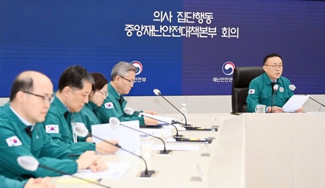 이한경 행정안전부 재난안전관리본부장이 5일 오전 정부세종청사 중앙재난안전상황실에서 열린 `의사 집단행동 관련 중대본 회의`에 참석해 모두발언을 하고 있다.