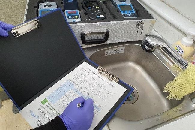 인천광역시 상수도사업본부는 무료로 수질검사를 해 주는 `찾아가는 수돗물 진단 서비스` 인천형 워터케어를 운영한다.