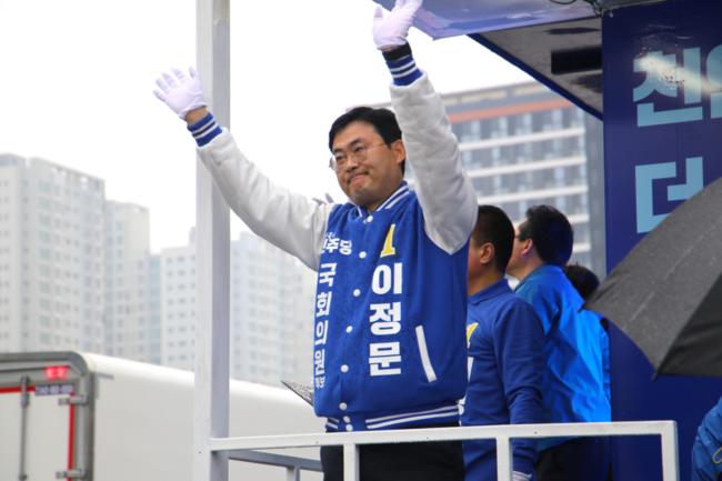 이정문 후보(충남 천안(병), 더불어민주당)가 28일 공식 선거운동이 시작된 첫날 대규모 출정식을 갖고 본격적인 선거운동에 돌입했다.