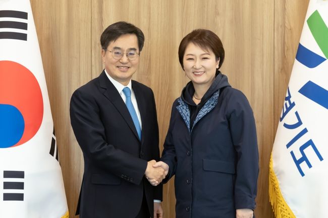 이언주 용인시정 더불어민주당 국회의원 후보가 21일 경기도청에서 김동연 경기도지사를 만나 용인시 주요 현안 해결을 위한 적극적인 협력을 요청했다.