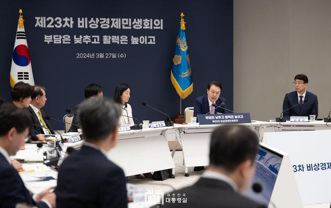 윤석열 대통령은 27일 용산 대통령실에서 제23차 비상경제민생회의를 주재해, 최근 민생 현안을 점검하고 대응 방안을 논의했다.