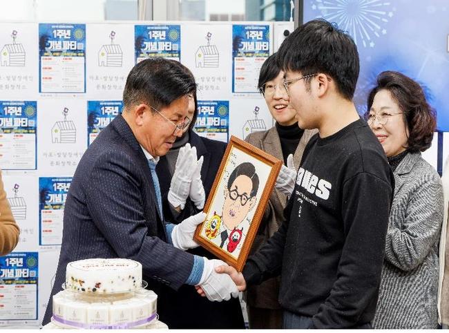 마포구(구청장 박강수)가 2024년 서울시 `약자와의 동행 자치구 지원사업` 공모에 두 개 사업이 선정돼 사업비 총 1억 3천만 원을 확보하는 쾌거를 이뤘다.