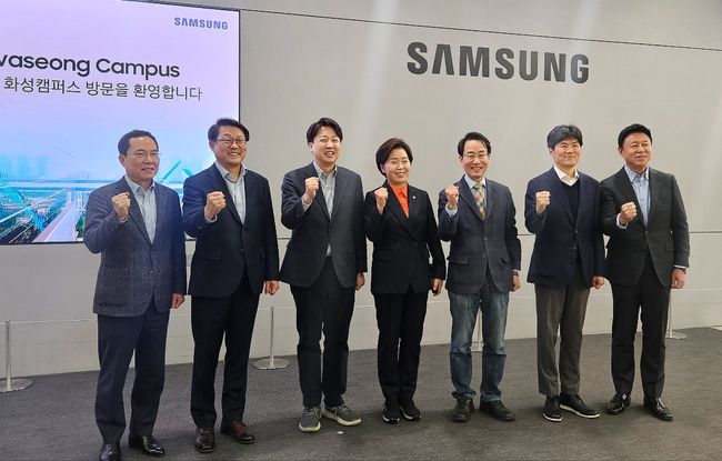개혁신당 이원욱 의원(경기 화성정)은 12일, 이준석 당대표, 양향자 원내대표와 함께 삼성전자 화성캠퍼스를 방문하여 반도체 공정 현장과 사업 현안을 점검했다. (사진 왼쪽부터 김홍경 부사장, 박승희 사장, 이준석 당대표, 양향자 원내대표, 이원욱 의원, 남석우 사장, 엄재훈 부사장)