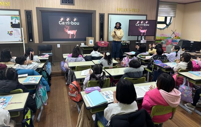 겨울방학캠프에서 `겨울`에 대한 주제로 영어 말하기 수업을 하고 있다.