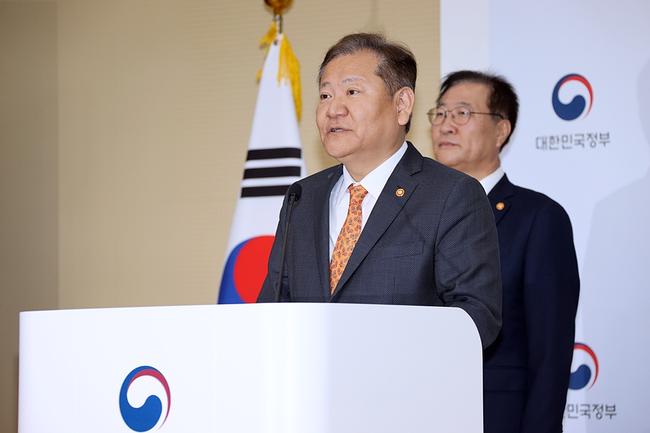 이상민 행정안전부 장관과 박성재 법무부 장관이 지난 달 28일 오전 세종시 정부세종청사 중앙동에서 제22대 국회의원선거 대국민 담화문을 발표하고 있다.