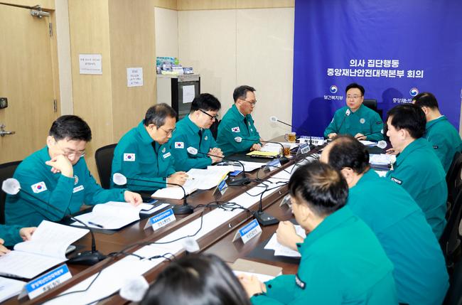 정부는 4월 1일 9시 의사 집단행동 중앙재난안전대책본부 회의를 조규홍 제1차장 주재로 개최하여 비상진료체계 운영현황 의사 집단행동 현황 등을 점검하고 비상진료체계 강화방안을 논의했다.
