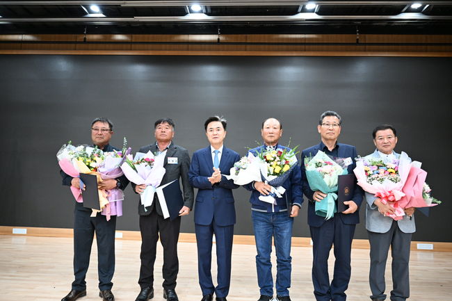 16일 충남도서관 대강당에서 김 지사를 비롯해 장진원 도 해양수산국장, 어촌계장, 어업인 단체장, 수협 및 관계 공무원 등 250여 명이 참석한 가운데, `2024 어촌 지도자협의회`를 개최했다.