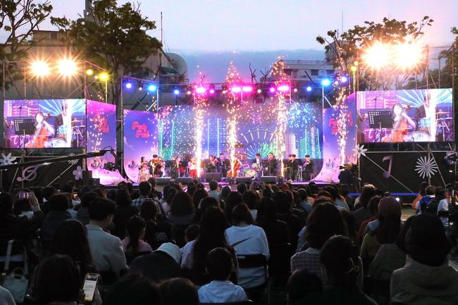 서울 서초구가 아름다운 밤의 경치와 환상적인 클래식 선율을 선물하는 `봄밤의 클래식 축제`로 4월 주말 밤을 달군다.