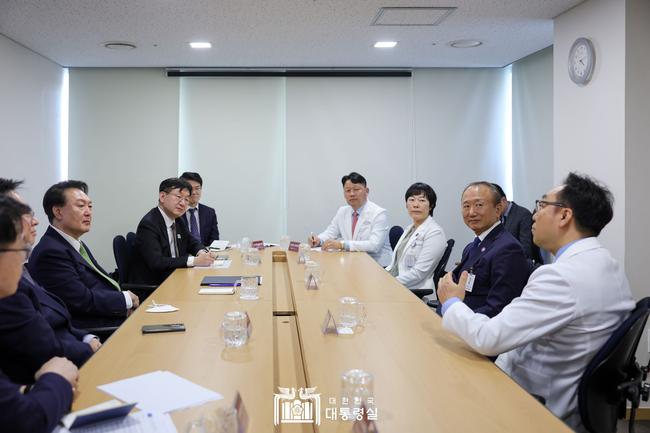 윤석열 대통령은 4월 1일 대전지역 2차 병원인 유성선병원을 방문해 의료진을 격려하고, 이어서 마련된 간담회에서 지역 2차 병원이 겪고 있는 어려움과 정부에 대한 건의 사항을 청취했다.