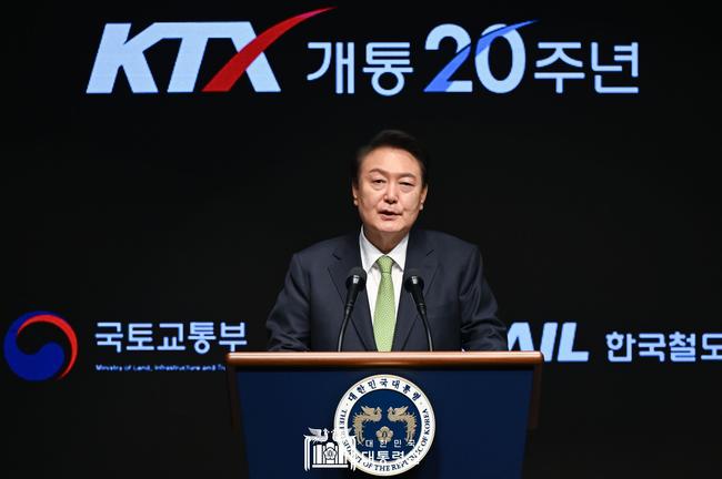 윤석열 대통령은 4월1일 오전 대전광역시 한국철도공사 본사에서 열린 고속철도 개통 20주년 기념식에 참석했다.