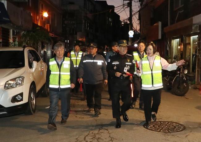 서울 용산구는 지난 24일 한남3재정비촉진구역(이하 한남3구역) 이주 현장에서 민 · 관 · 경 합동 야간순찰을 실시했다.