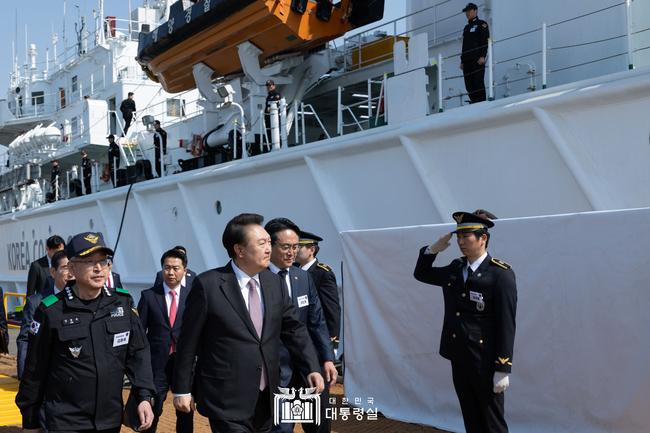 윤석열 대통령은 지난 9일 오후 인천 중구에 위치한 해양경찰청 서해5도특별경비단에 방문해 꽃게철 중국어선 불법조업 단속 현장을 점검하고, 단호한 대응을 당부했다.