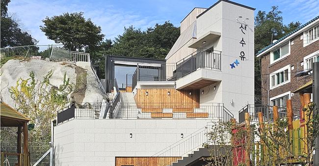 숲속 북카페 산‵수유 전경