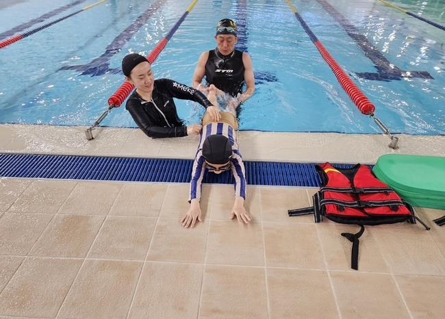 대구시교육청(교육감 강은희)은 올해 4월부터 12월까지 대구특수교육원(대구세명학교 내) 수영장에서 `2024. 장애학생 맞춤형 가족과 함께하는 수영교실`을 운영한다고 17일 밝혔다.