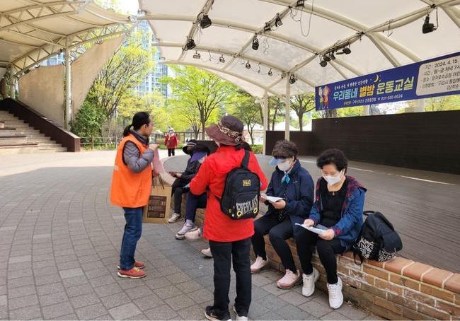 구리시는 지난 12일 `3 · 3 · 3 기억의 날` 치매인식개선 홍보 캠페인을 토평도서관과 연계해 진행했다.
