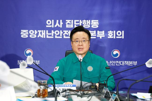 정부는 15일 오전 9시 의사 집단행동 중앙재난안전대책본부(본부장: 국무총리) 회의를 조규홍 제1차장 주재로 개최하여 비상진료체계 운영현황 의사 집단행동 현황 등을 점검하고 진료지연 · 피해사례 맞춤형 관리 · 지원체계 등을 논의했다.