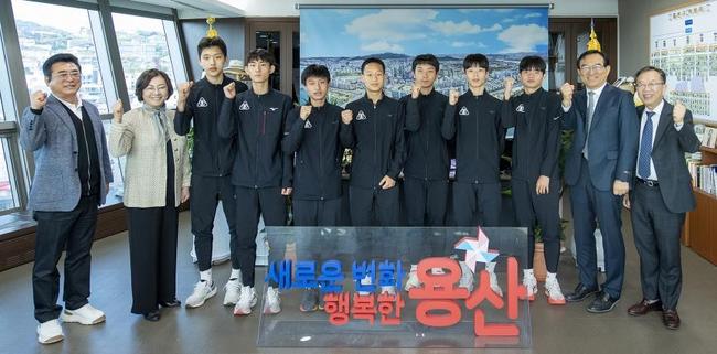 박희영 용산구청장은 지난 22일 배문고 육상부 선수들과 감독, 교장 · 교감 선생님을 구청장실로 초청해 축하와 격려를 전했다.