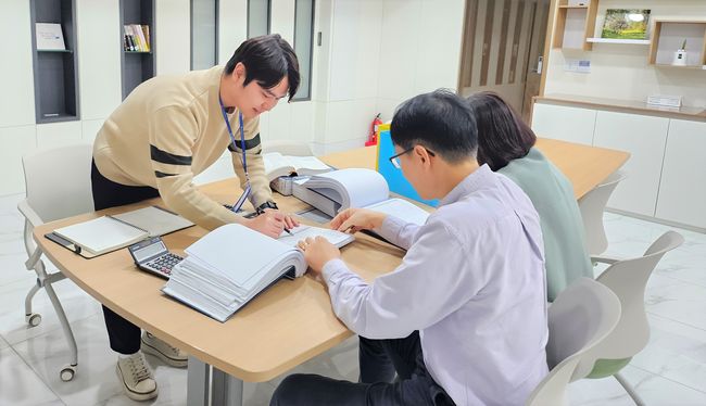 법인 대상으로 세무조사를 실시하고 있는 모습