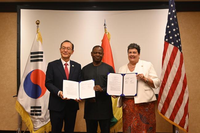 코이카(KOICA · 한국국제협력단)와 미국 질병통제예방센터(CDC)는 17일(현지시간) 가나 수도 아크라에 위치한 캠핀스키 호텔에서 `가나 전역 글로벌보건안보구상 이행을 통한 보건안보 역량강화 사업`의 업무협조약정(MOU) 교환식을 갖고 본격적인 사업 착수를 알렸다.