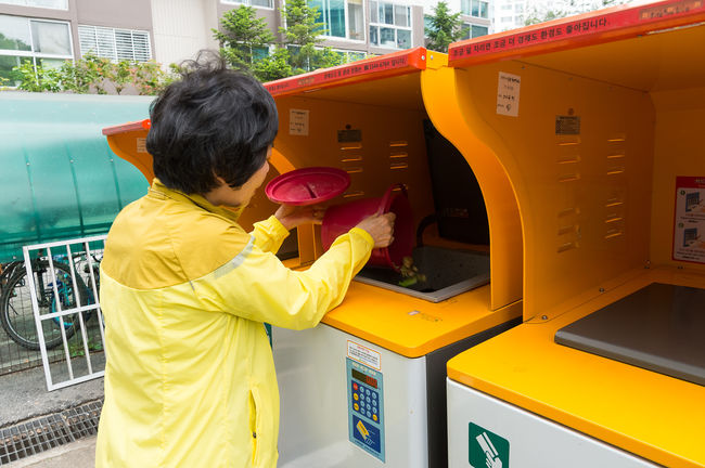 음식물폐기물 RFID 종량기에서 음식물을 배출하는 주민 모습