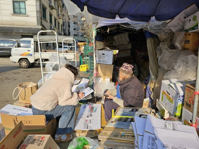 폐지수집 어르신과 만나는 모습