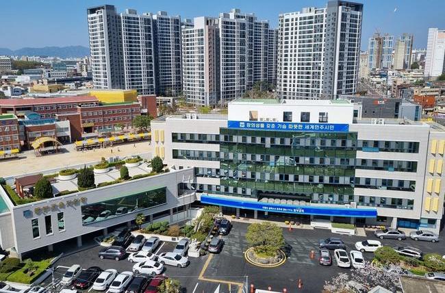 광주동부교육지원청이 교내 차량 진출입 시 교통사고 예방을 위해 차량 `출차 경보장치 설치 사업`을 실시한다고 24일 밝혔다.