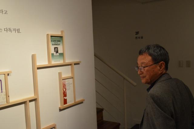 전시장에서의 신경림 시인 (사진=성북문화재단)