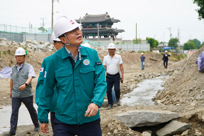 윤병태 시장이 나주천 생태물길공원 조성 현장을 점검하고 있다.