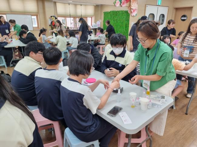 고색중 청개구리연못에서 초 · 중학생들이 연못 학부모 지원단 기획 프로그램에 참여하고 있다.