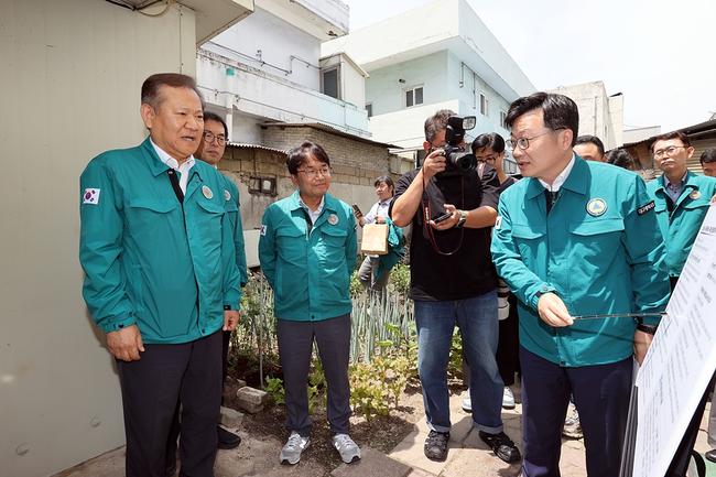 이상민 행정안전부 장관이 19일 오전 대구광역시 서구 소재 폭염 취약가구를 방문하여 폭염 대비 시설 등 안전관리 상황을 점검하고 있다