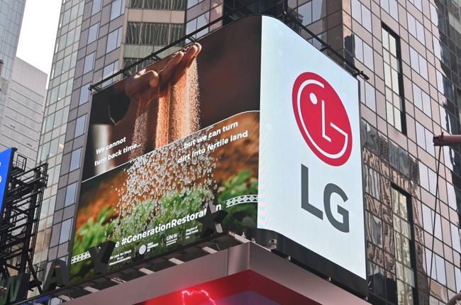 미국 뉴욕 타임스스퀘어 전광판에서 영상을 상영 중인 모습.