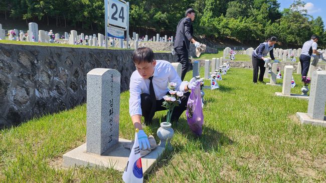 무연고 묘역 정비하는 김태규 부위원장