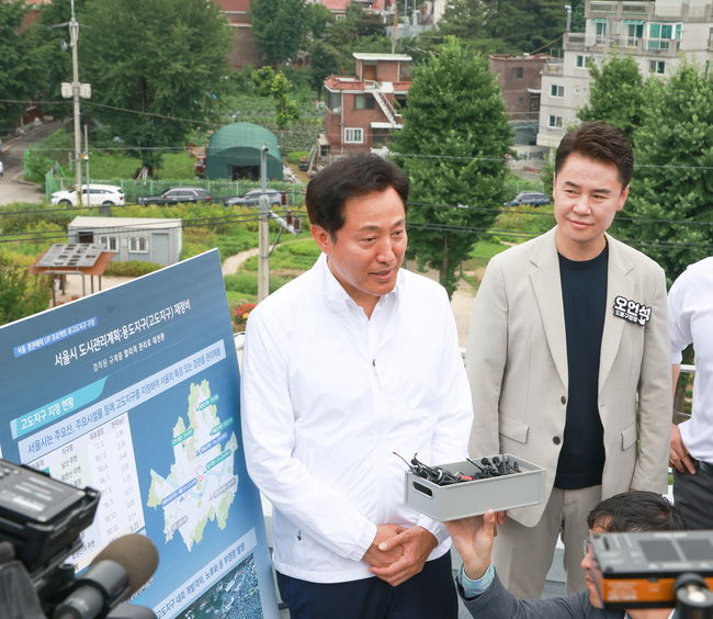 오언석 도봉구청장(오른쪽)과 오세훈 서울시장(왼쪽)이 북한산 주변 고도지구 현황 및 재정비 확인 현장에서 발언하고 있다(2023. 6. 30. 서울 도봉구 덕성여대 차미리사기념관)