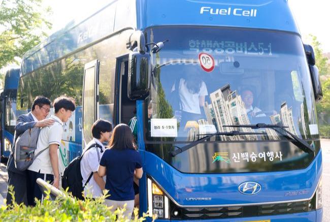 도성훈 인천광역시교육감은 17일 오전 친환경 공유통학버스인 `인천학생성공버스`에 직접 탑승해 등교하는 학생들과 소통의 시간을 가졌다.