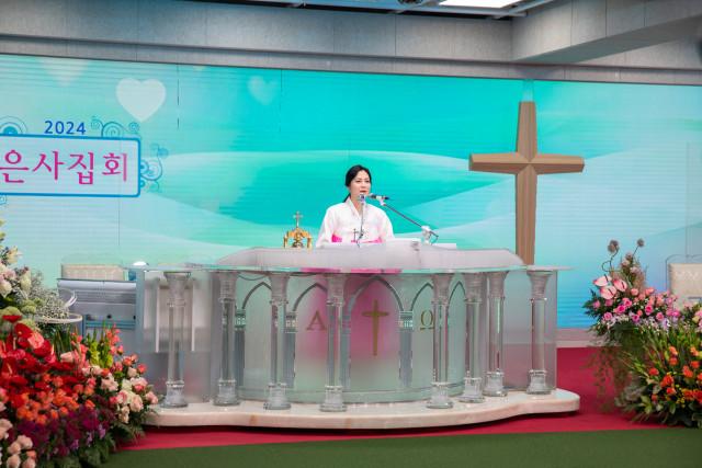 만민중앙교회 이수진 목사, 국내외 참석자와 함께 은사집회 인도