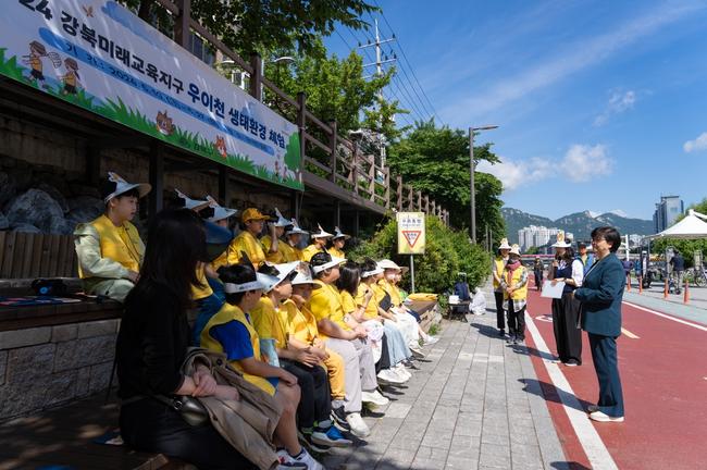 서울 강북구(구청장 이순희)는 초등학생 대상으로 실시한 `우이천 생태환경 체험` 프로그램이 학생들의 호응 속에 성료했다고 밝혔다.