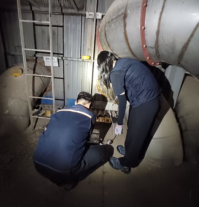 안산시, 하절기 환경 오염물질 배출사업장 특별점검... 불법 행위 사전 차단(야간시료채취)