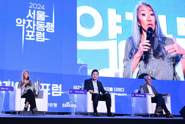 27일(목) 오전, DDP 아트홀2관에서 열린 `2024 서울 약자동행 포럼`에 참석한 오세훈 서울시장이 특별대담에서 메이 리 대표의 답변을 청취하고 있다.(사진 왼쪽부터 메이 리 로투스 미디어 하우스 대표, 오세훈 시장, 샘 리처드 펜실베니아주립대학교 교수)