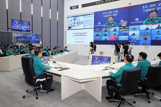 이상민 행정안전부 장관이 10일 오전 정부세종청사 중앙재난안전상황실에서 열린 `호우 대처 상황 긴급점검회의`에 참석해 모두발언을 하고 있다.