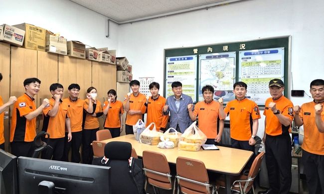 파주소방서 통일119안전센터에서 파주시의회 이읶선 부의장이 방문 격려 중