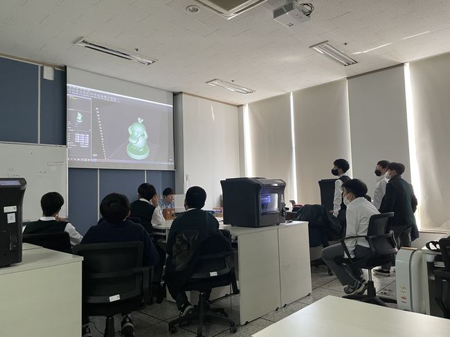 학생들이 진로체험하고 있는 사진_3D프린터전문가