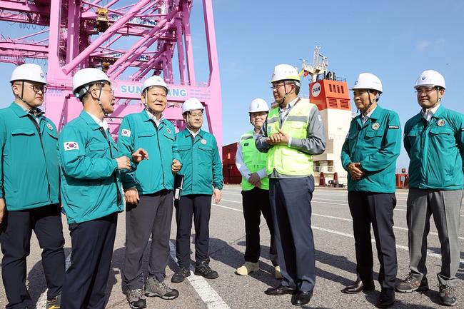 이상민 행정안전부 장관과 이정식 고용노동부 장관이 30일 오후 인천신항 컨테이너 터미널을 방문하여 현장근로자 폭염 안전 현장을 점검하고 있다.