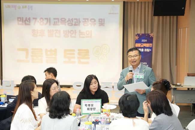 지난 2일 열린 중랑교육발전 타운홀 미팅에서 류경기 중랑구청장이 참여자들과 의견을 나누고 있다.