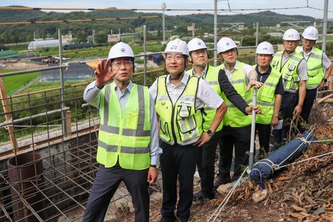 박상우 국토교통부 장관은 26일 오전 경기도 화성시 인근 인천발 KTX 직결사업 건설 현장을 찾아 추진현황을 점검하며, 철저한 공정관리와 함께 안전한 시공을 당부했다.