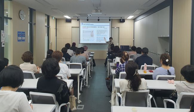 중장년일드림센터에서 수업을 하고 있다.