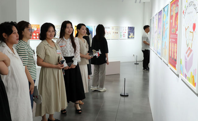 `24. 7. 19. 전시회 작품을 감상하며 이야기를 나누는 수료생들