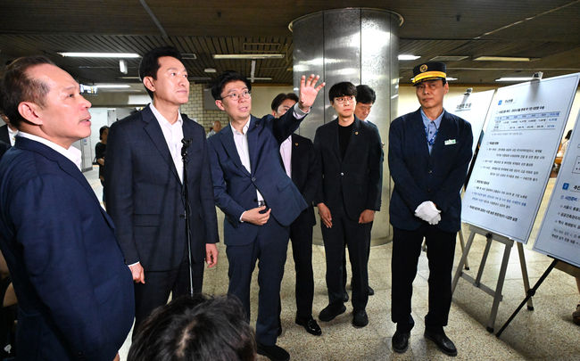 오세훈 서울시장이 22일(월) 오후 노후 역사 환경개선을 앞둔 2호선 아현역을 찾아 역사 현황에 대해 청취(왼쪽에서 세 번째 조정훈 국회의원)하고 있다.