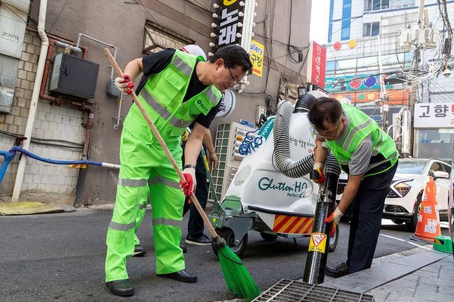 친환경 노면청소기로 빗물받이에 쌓인 낙엽을 청소하고 있는 최호권 영등포구청장